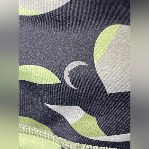 Zyia Active Light N Tight Black Camo Print High Rise 7/8 Tight Leggings Size 4 - Picture 6 of 7